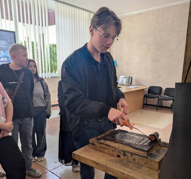 Студент іст. факультету В. Сосульський спробував друкарський верстат в роботі